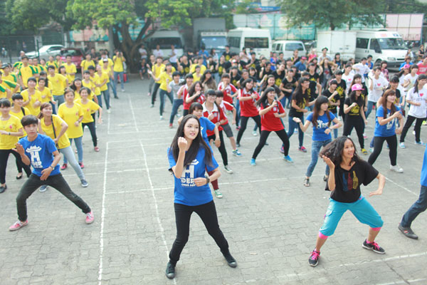 Á hậu Hoàng Anh siêu đáng yêu nhảy flashmob cùng giới trẻ Hà Nội 9