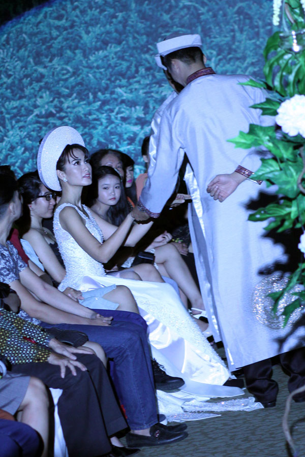 Chân dài Việt đồng loạt hóa cô dâu 11