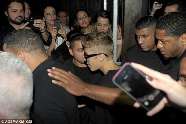 Justin Bieber "lộ" chuyện tiệc tùng xuyên đêm với 30 cô gái 2