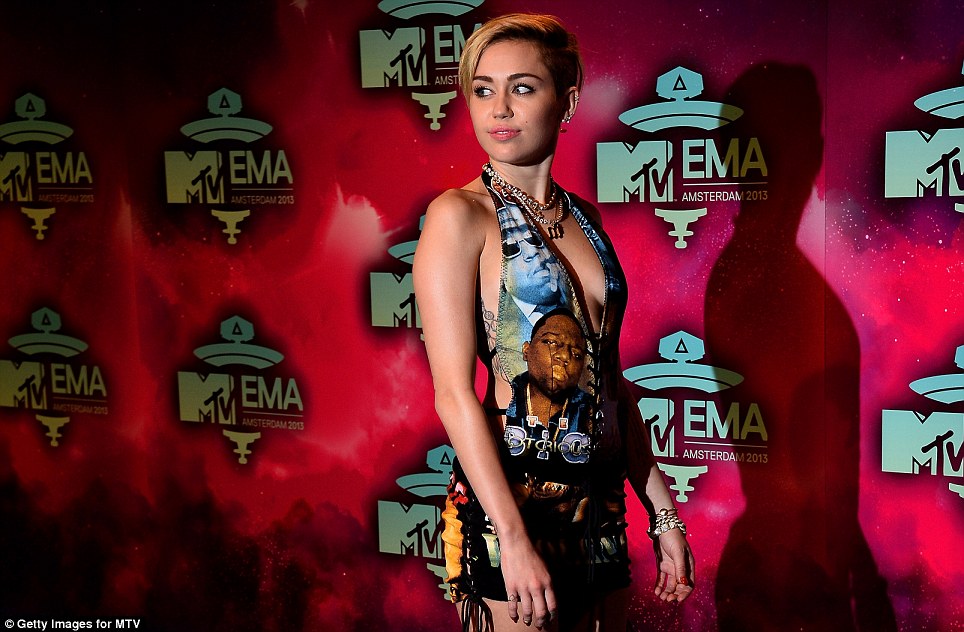 Miley Cyrus ‘đốt cháy’ MTV châu Âu 1