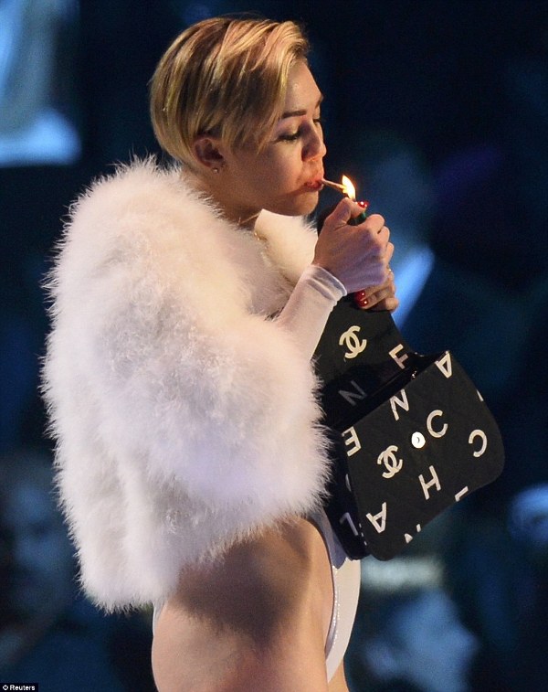 Miley Cyrus ‘đốt cháy’ MTV châu Âu 1