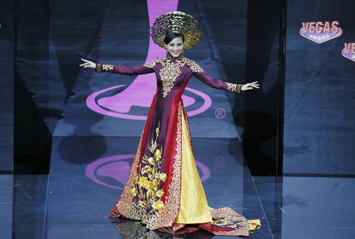 Áo dài của Trương Thị May vào Top 10 trang phục dân tộc