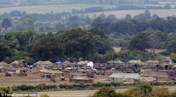 Ngôi làng Oxfordshire trở thành chiến trường cho đoàn làm phim Fury