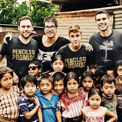 Justin chụp với các thành viên tổ thức Pencils of promise