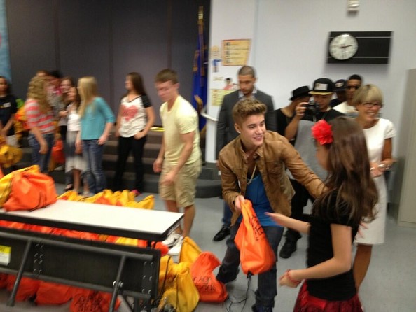 Bieber trong chiến dịch Child hunger ends tại Whitney Elementary School (Las Vegas)