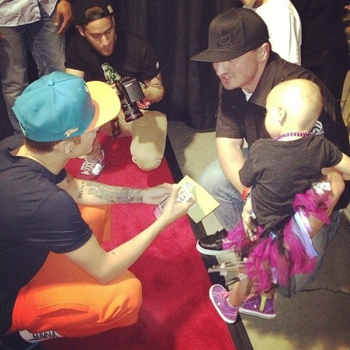 Justin gặp bé Makayla Marie Gonsalves trước buổi diễn