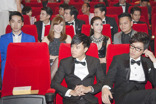 Trong khán phòng của buổi lễ trao giải, Yến Trang cùng ê kíp của mình như cô em gái Yến Nhi, stylist Trịnh Tú Trung đã được sắp vào vị trí hot nhất tập trung sự chú ý bên cạnh những người được đề cử giải thưởng