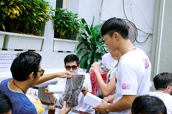 Trương Thị May 'rủ rê' thầy giáo cũ làm từ thiện 15