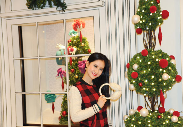 Hoa hậu phu nhân 2012 lung linh với ảnh Giáng sinh 1