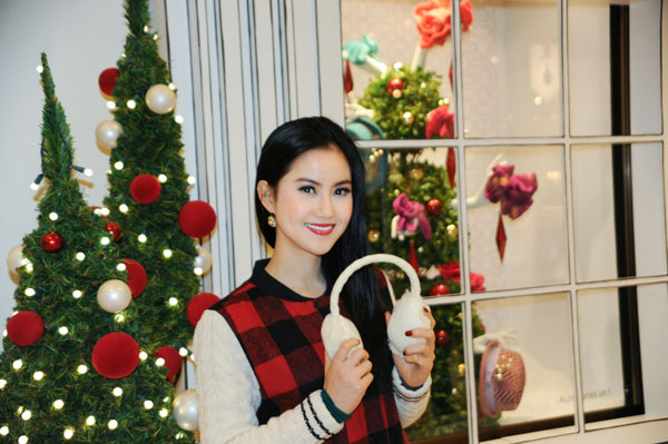 Hoa hậu phu nhân 2012 lung linh với ảnh Giáng sinh 3