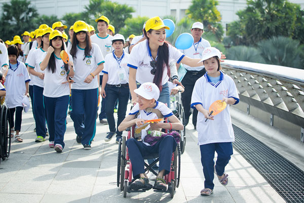 Hoa hậu Trần Thị Quỳnh đi bộ vì người khuyết tật Việt Nam 12