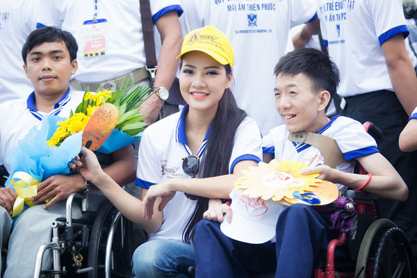 Hoa hậu Trần Thị Quỳnh đi bộ vì người khuyết tật Việt Nam 13