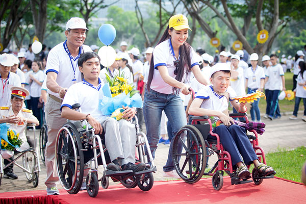 Hoa hậu Trần Thị Quỳnh đi bộ vì người khuyết tật Việt Nam 14