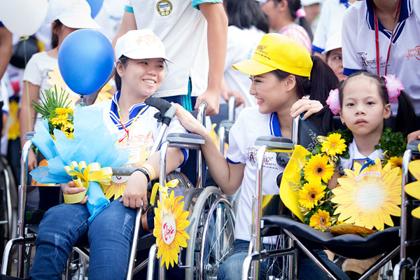 Hoa hậu Trần Thị Quỳnh đi bộ vì người khuyết tật Việt Nam 18