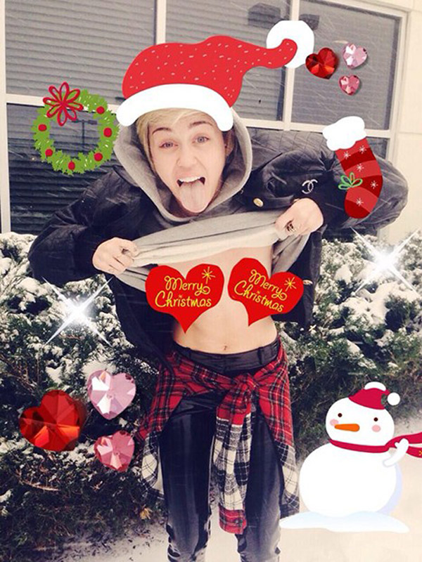 Miley vạch ngực mừng giáng sinh sớm 1