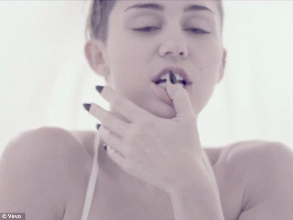 Miley Cyrus khoe thân cực hot trong MV mới 2