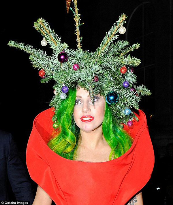 Lady Gaga biến thành cây thông mừng giáng Sinh 10