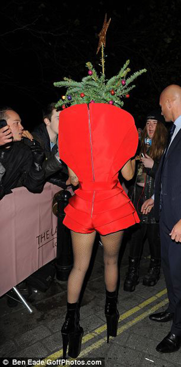 Lady Gaga biến thành cây thông mừng giáng Sinh 4