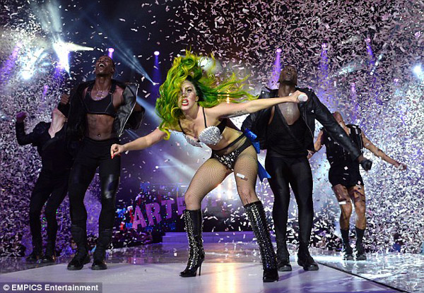 Lady Gaga biến thành cây thông mừng giáng Sinh 6