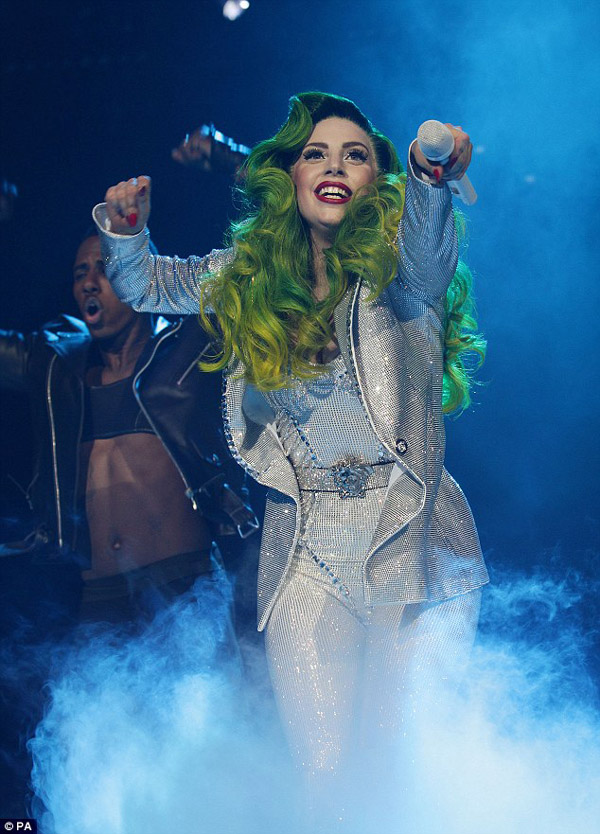 Lady Gaga biến thành cây thông mừng giáng Sinh 9
