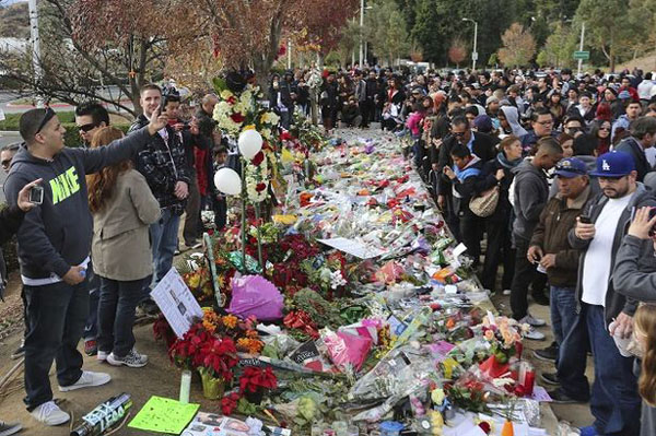 Hàng ngàn fan tưởng niệm Paul Walker tại nơi xảy ra tai nạn 1