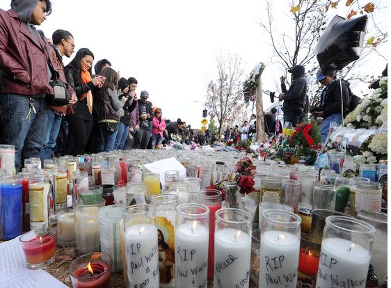 Hàng ngàn fan tưởng niệm Paul Walker tại nơi xảy ra tai nạn 11