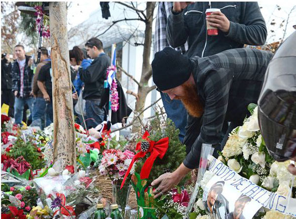 Hàng ngàn fan tưởng niệm Paul Walker tại nơi xảy ra tai nạn 12