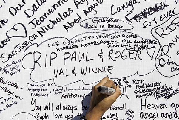 Hàng ngàn fan tưởng niệm Paul Walker tại nơi xảy ra tai nạn 8