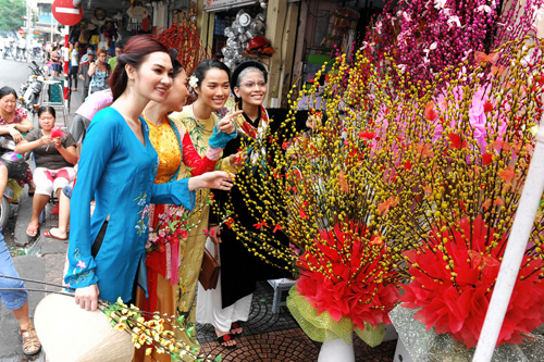 Trương Thị May “hóa thân” thành lão bà, du xuân cùng con cháu 16