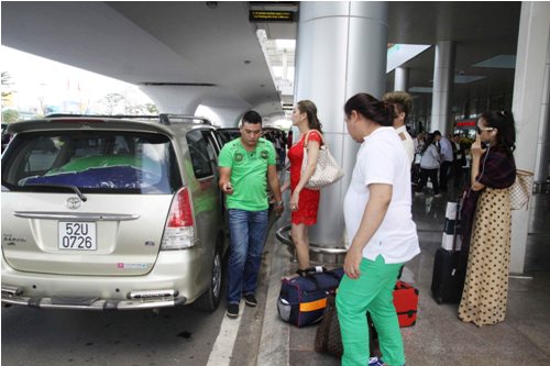 Bắt gặp Khanh Chi Lâm đỏ rực ở sân bay Đà Nẵng