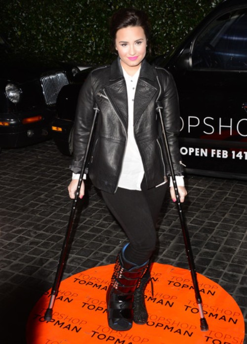 Demi Lovato chống nạng dự lễ khai trương nhãn hàng thời trang