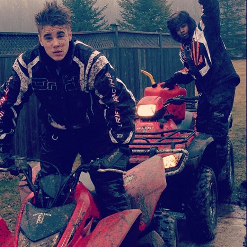 Choáng với “tay lái lụa” của Justin Bieber 