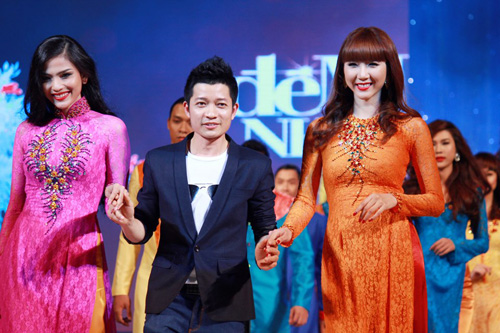 Thuận Việt cùng các người mẫu trong một show trình diễn