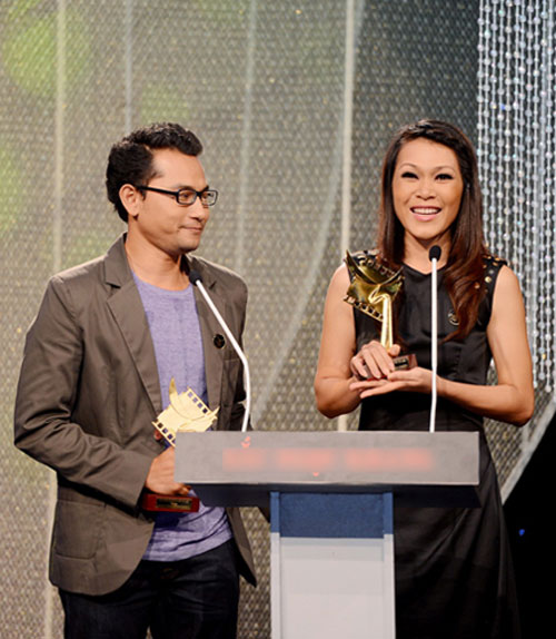 Huỳnh Đông nhận giải Cánh diều vàng 2012 