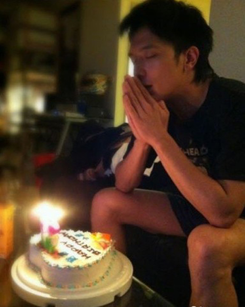 Hình ảnh Khưu Trạch cùng bánh kem sinh nhật 31 tuổi của anh do Đường Yên chọn mua