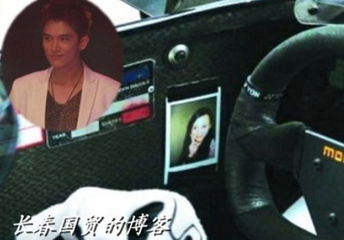 Nhờ tấm hình Đường Yên trong xe hơi của Khưu Trạch, báo giới phát giác ra chuyện tình cảm giữa hai người