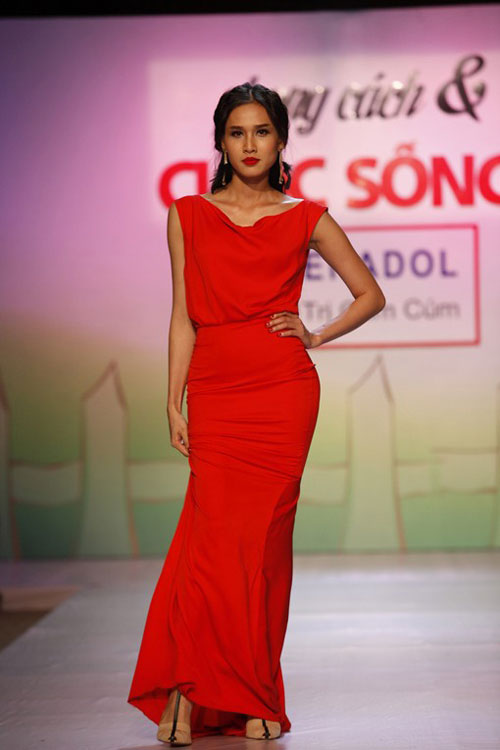 Hoa hậu Dương Mỹ Linh tự tin trình diễn thời trang 1