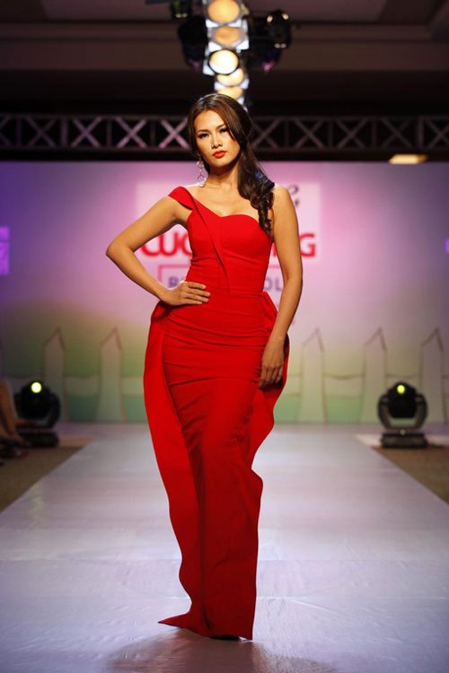 Hoa hậu Dương Mỹ Linh tự tin trình diễn thời trang 18