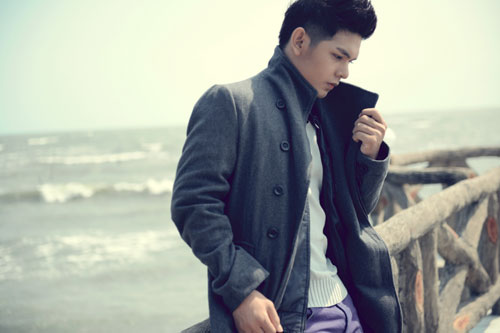 V.Music thẩn thờ tr&ecirc;n biển 12