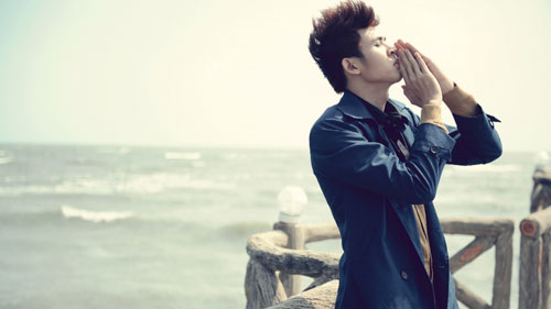 V.Music thẩn thờ tr&ecirc;n biển 6