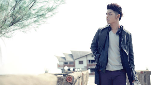 V.Music thẩn thờ tr&ecirc;n biển 10