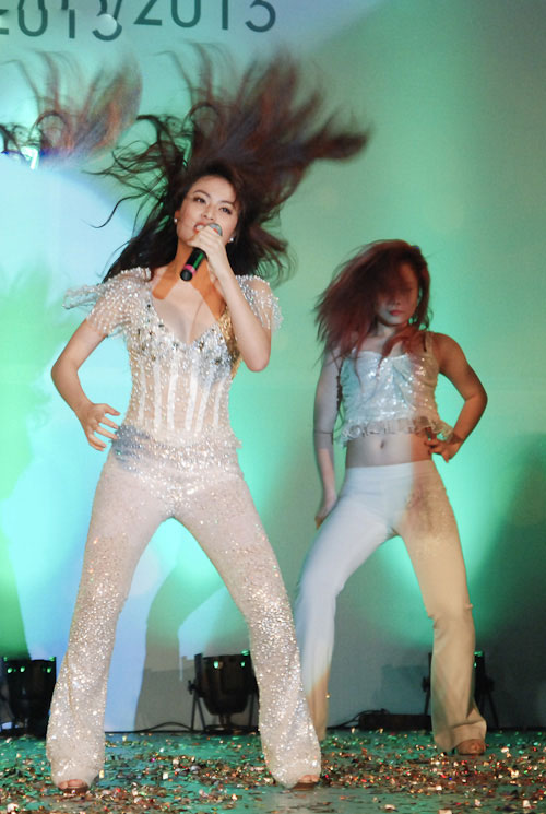 Ho&agrave;ng Th&ugrave;y Linh ren xuy&ecirc;n thấu, g&acirc;y sốt c&ugrave;ng m&agrave;n vũ đạo hoang d&atilde; 1