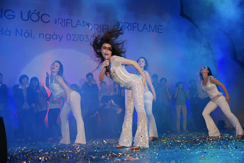 Ho&agrave;ng Th&ugrave;y Linh ren xuy&ecirc;n thấu, g&acirc;y sốt c&ugrave;ng m&agrave;n vũ đạo hoang d&atilde; 2