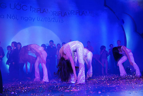 Ho&agrave;ng Th&ugrave;y Linh ren xuy&ecirc;n thấu, g&acirc;y sốt c&ugrave;ng m&agrave;n vũ đạo hoang d&atilde; 3