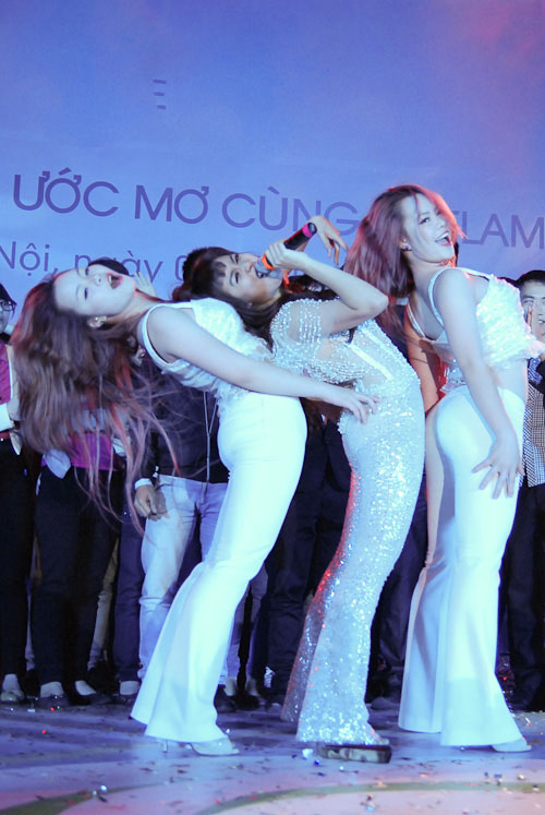 Ho&agrave;ng Th&ugrave;y Linh ren xuy&ecirc;n thấu, g&acirc;y sốt c&ugrave;ng m&agrave;n vũ đạo hoang d&atilde; 7