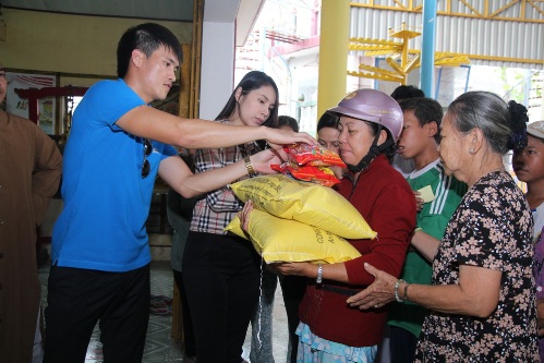 Thủy Tiên - Công Vinh sánh đôi làm từ thiện