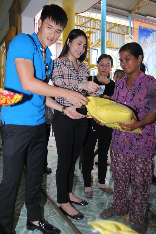 Thủy Tiên - Công Vinh sánh đôi làm từ thiện