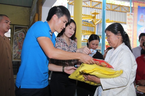 Thủy Tiên - Công Vinh sánh đôi làm từ thiện