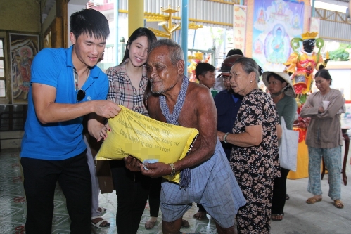 Thủy Tiên - Công Vinh sánh đôi làm từ thiện