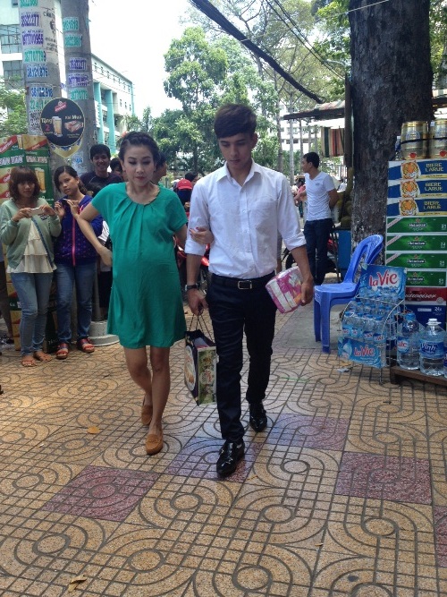 Bắt gặp Hồ Quang Hiếu đưa vợ bầu đi mua đồ